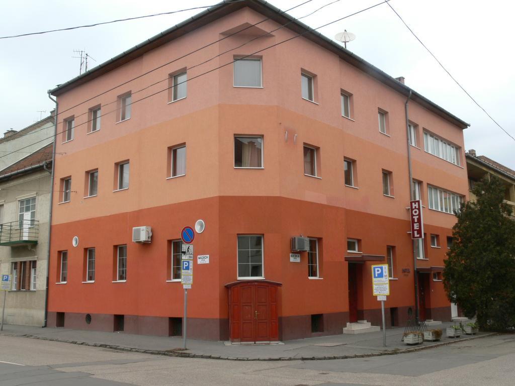 Hotel Centrum Szeged Buitenkant foto